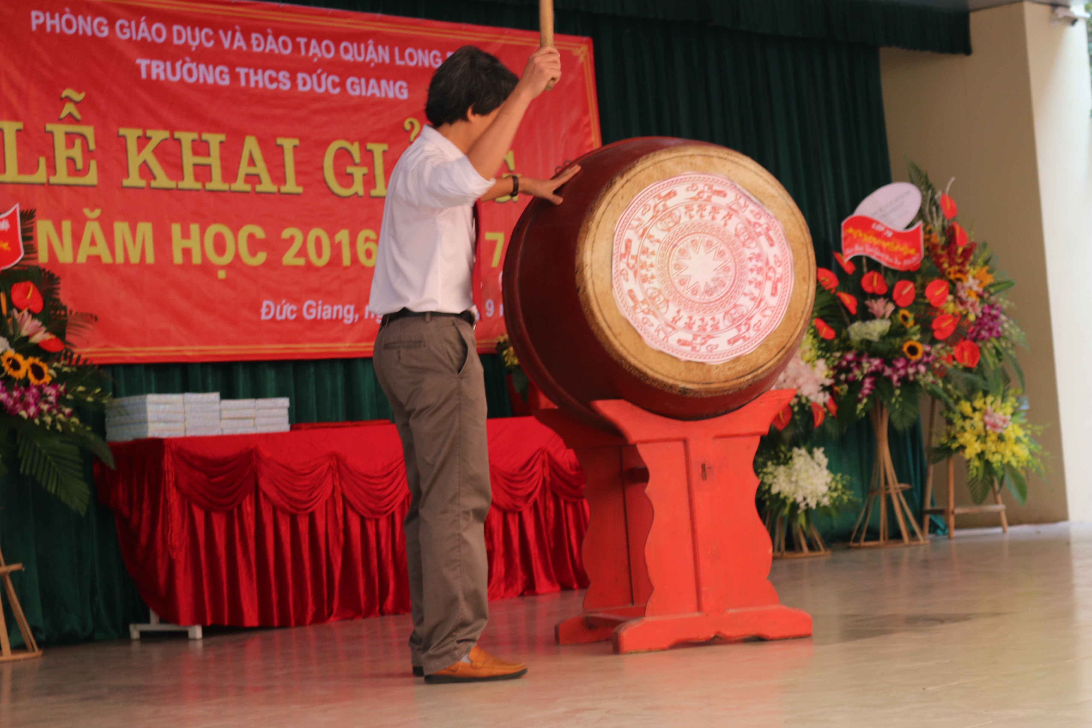 Thầy giáo Nguyễn Viết Toàn đánh trống khai giảng năm học mới.JPG